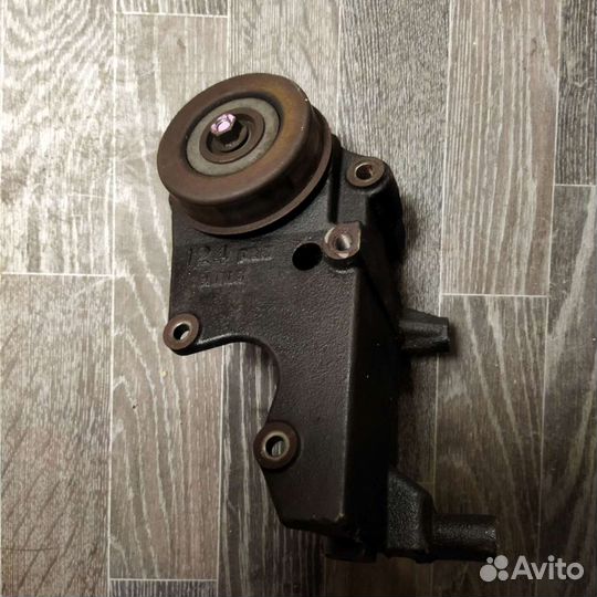 Кронштейн натяжного ролика Mitsubishi MD372608