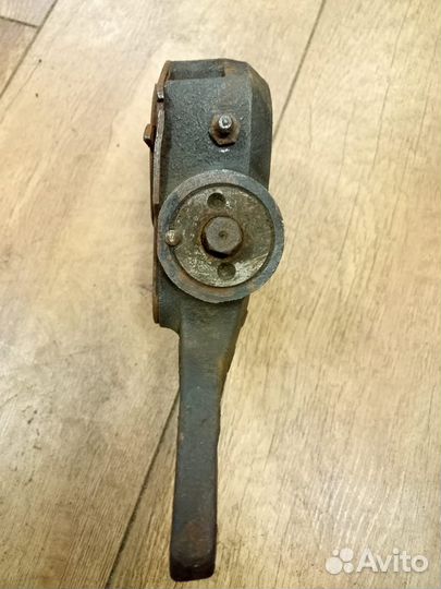 Тормозной рычаг (трещотка) левый задний Universe S