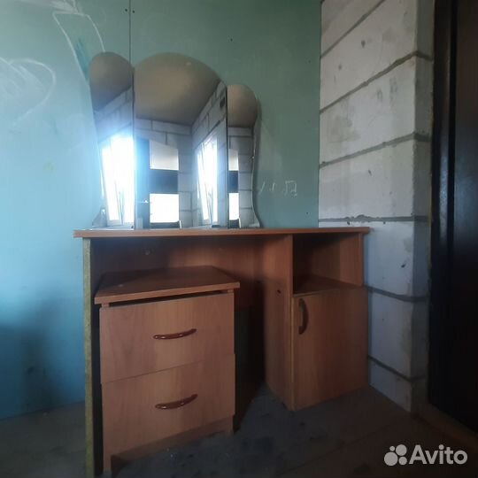 Трюмо с зеркалом и тумбочкой