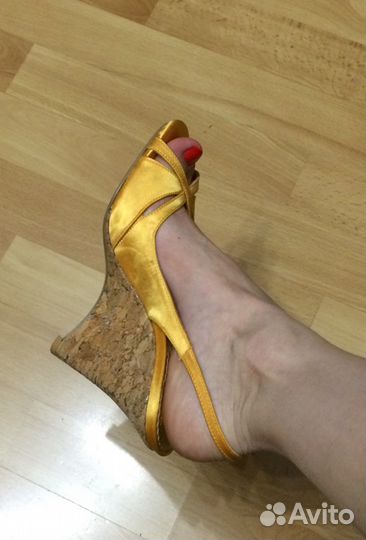 Босоножки на танкетке bcbg Paris