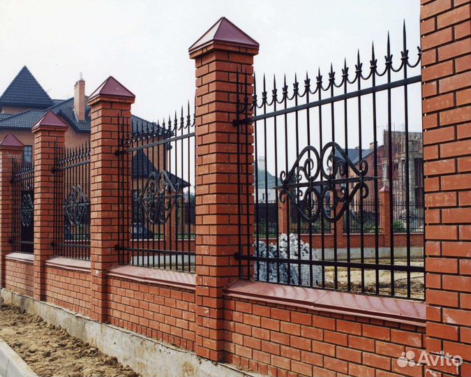 Заборы кованные для частного дома из металла 2м