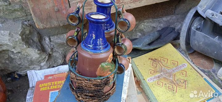 Кувшины с кружками для интерьера