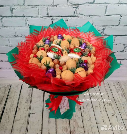 Букет из орехов