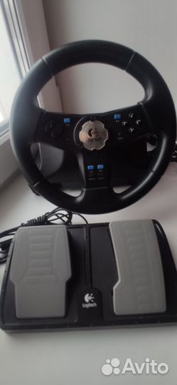 Отличный игровой руль Logitech с педалями