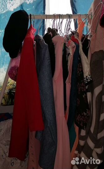 Много женских вещей и обуви