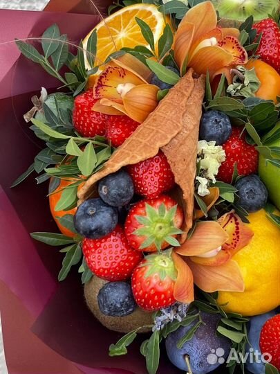 Фруктовый букет корзина с экзотическими фруктами