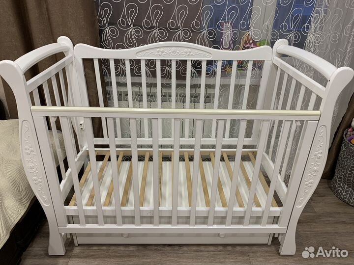 Детская кроватка с маятником