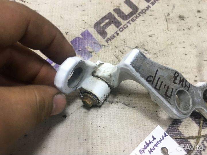 Петля двери передней правой нижняя Форд Фокус 2