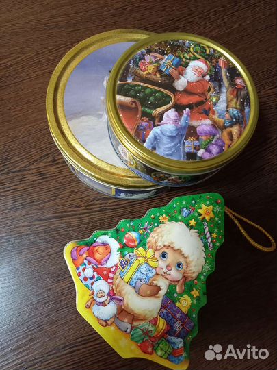 Жестяные банки из-под печенья