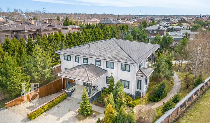 Дом 1075 м² на участке 37,6 сот.