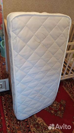 Детская кроватка с маятником, матрас в комплекте