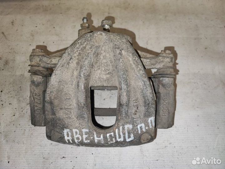 Суппорт передний правый Toyota Avensis 2 2003-2008