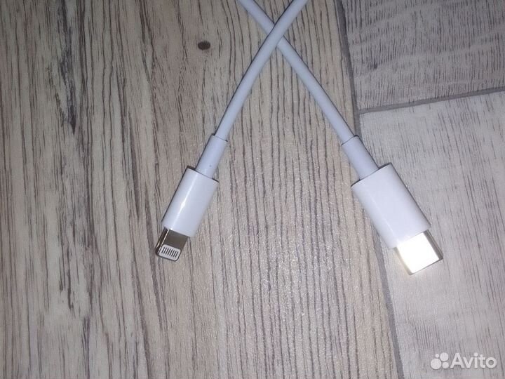 Зарядка на iPhone шнур. В идеальном состоянии