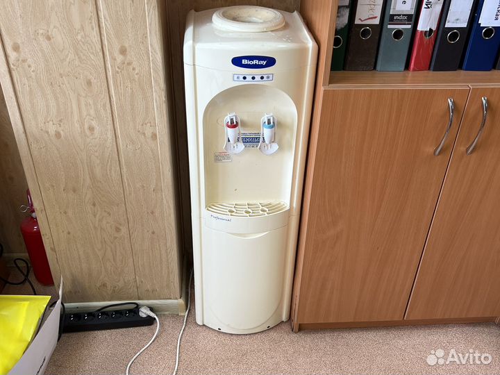 Куллер для воды офисный