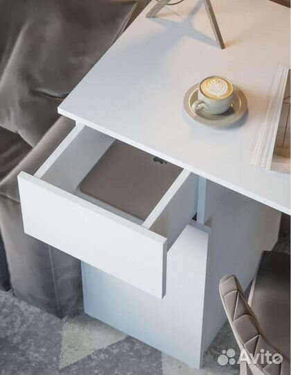 Большой рабочий стол с полками и ящиками