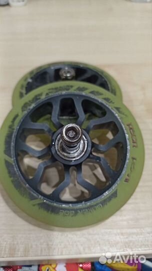 Колеса и грипсы от самоката Duker202