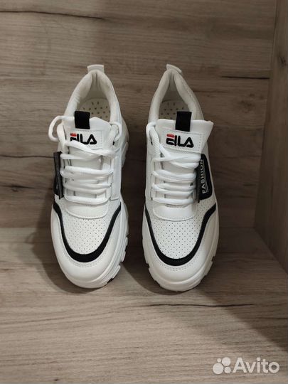 Кроссовки женские