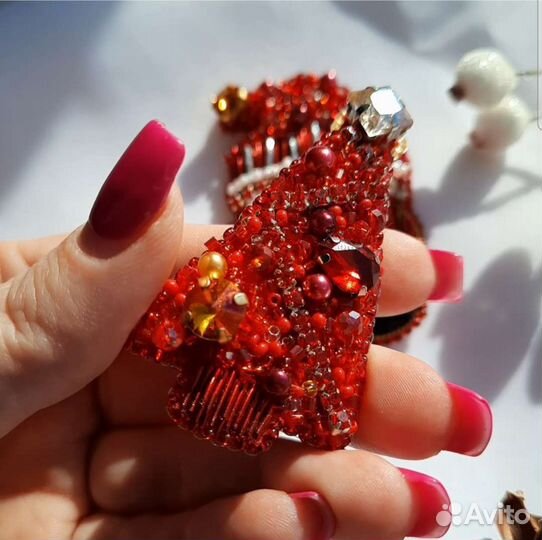 Брошь из бисера Ёлочка красная