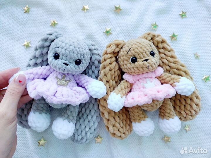 Вязаная игрушка зайка