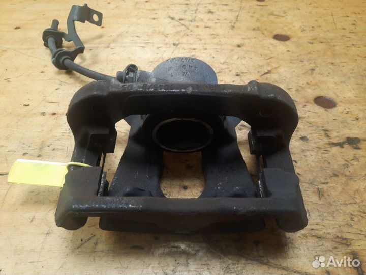 Суппорт передний правый Bmw 116 E87 N43B16 2011