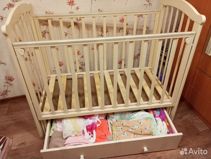 Детская кроватка с маятником и ящиком