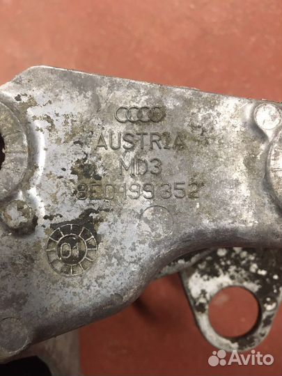 Кронштеин крепления двигателя Audi A 4