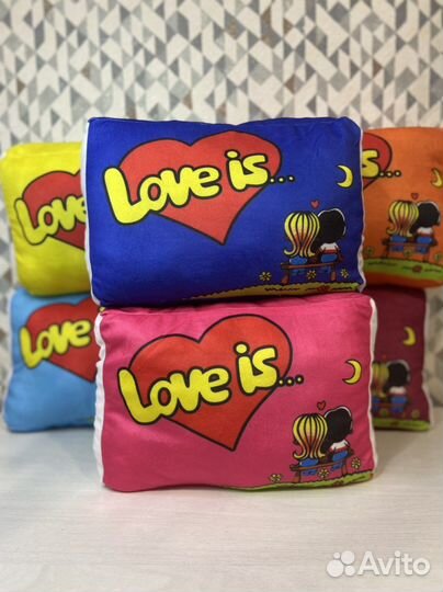 Подушка Love is