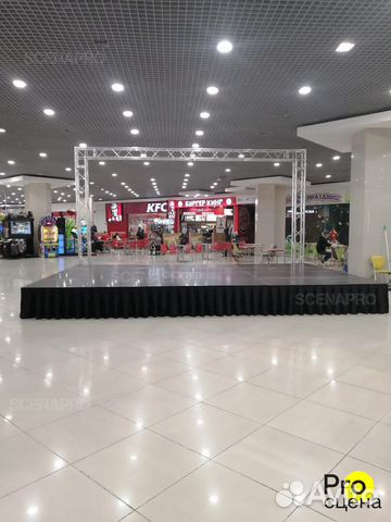 Мобильный подиум из евростолов с пресс-волом