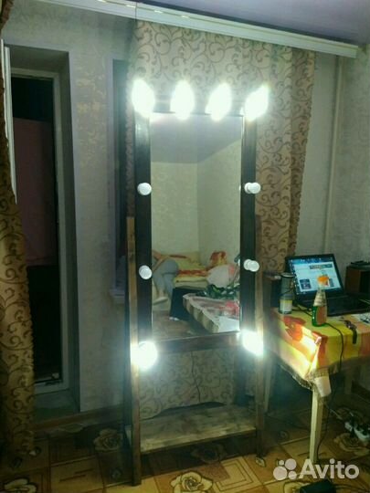 Напольное макияжное зеркало с подсветкой