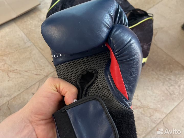 Боксерские перчатки Everlast