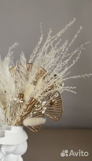 Композиция из сухоцветов в кашпо из гипса