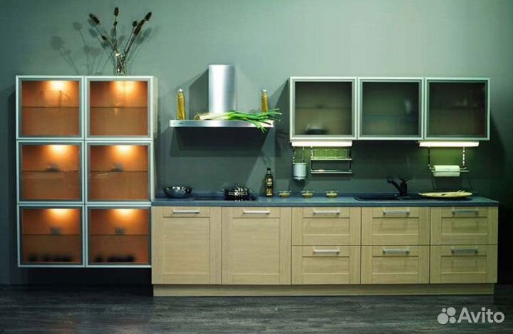 Кухня из пластика с витринами из профиля