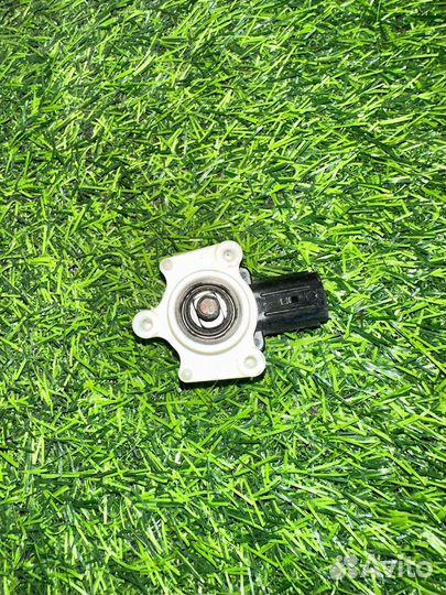 Датчик положения кузова (корректора фар) toyota