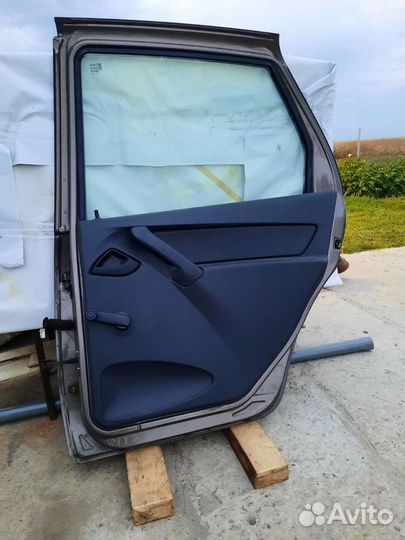 Задняя дверь