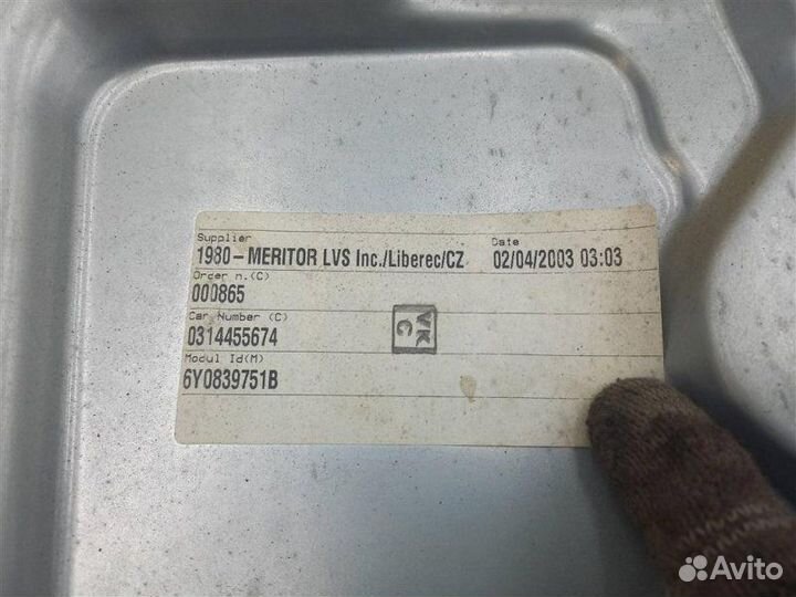 Стеклоподъемник механ. задний левый Skoda Fabia 1