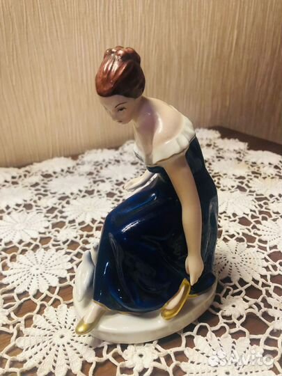 Статуэтка фарфор девушка с цыплятами(золушка)