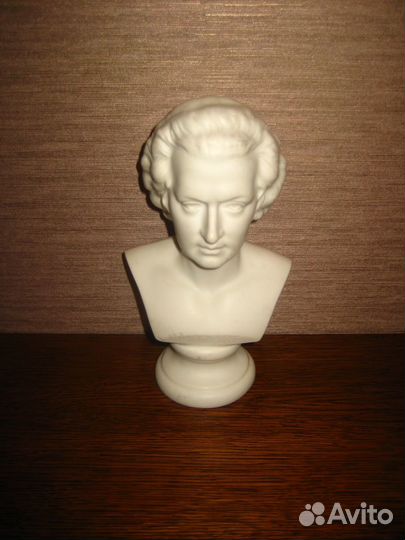 Старинный большой фарфоровый бюст Моцарта