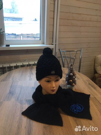 Пакетом шапка Адидас и шарф