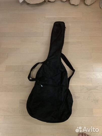 Гитара, подставка для гитары и чехол