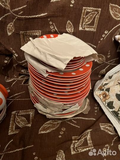 Сервиз чайный+ тарелки красный горох