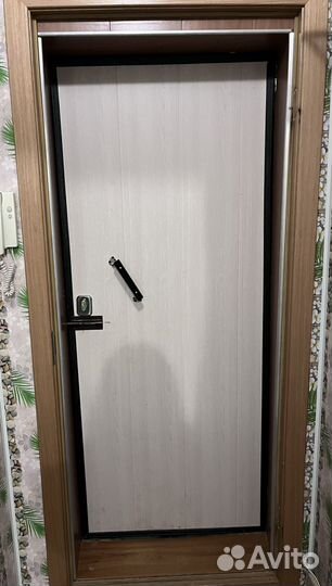Дверь входная металлическая б/у