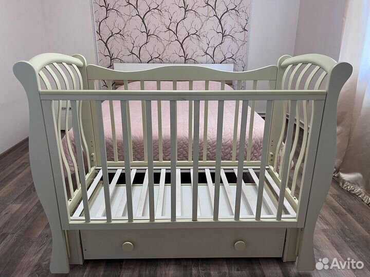 Детская кроватка с маятником и ящиком