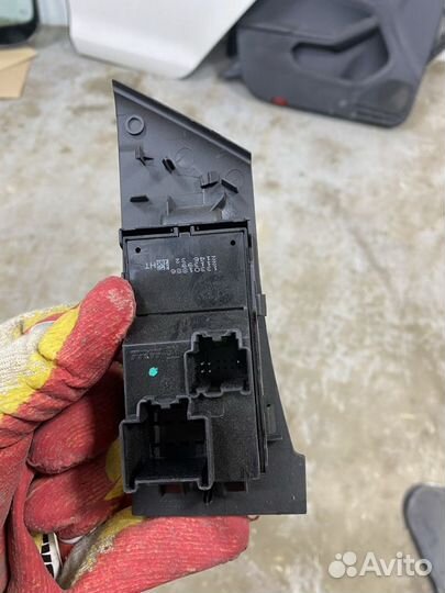 Кнопка стеклоподъемника Opel Astra J