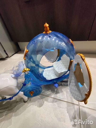 Карета с лошадью светится ходит