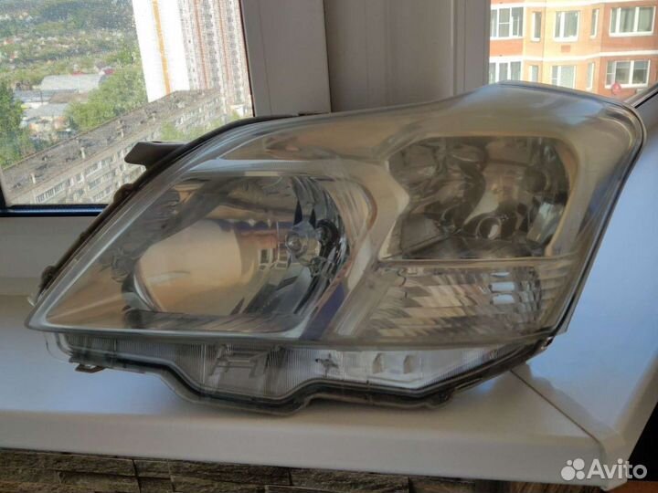 Левая фара Toyota Premio