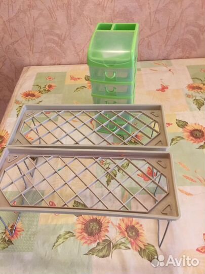 Пластиковый комодик и две раскладные полочки
