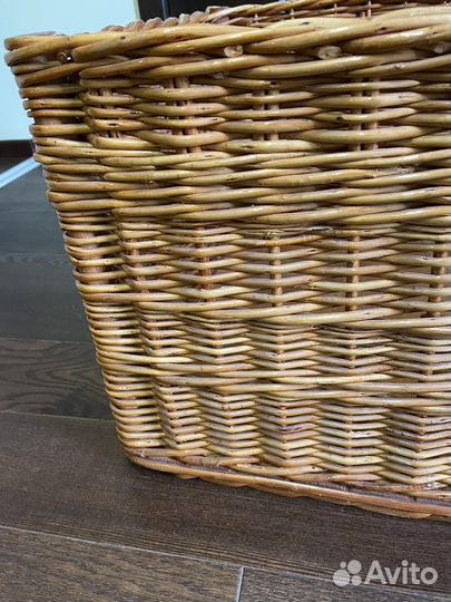 Большая плетенная корзина из лозы