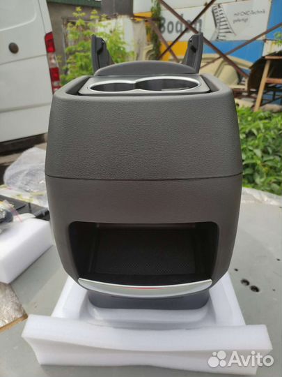 Центральная консоль подлокотник W447 с бардочком