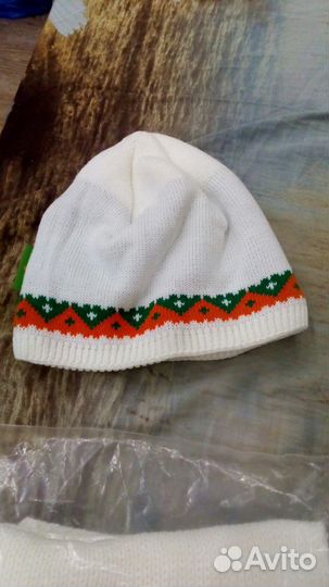 Вязаный комплект шапка, шарф и варежки