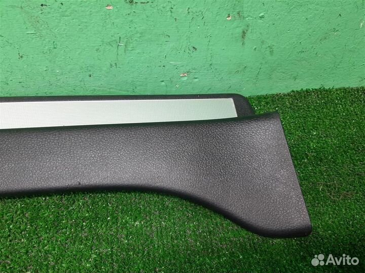 Накладка порога переднего правого внутри Nissan M